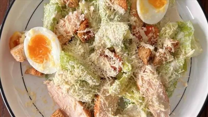Caesar with chicken dengan romaine, ayam panggang, parmesan dan croutons