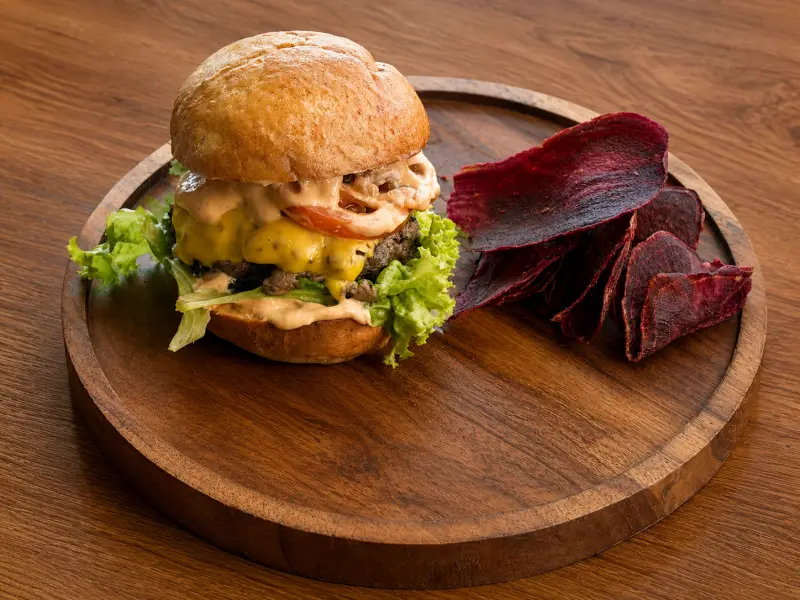 Classic Burger dengan patty sapi, cheddar, selada, tomat, dan roti brioche